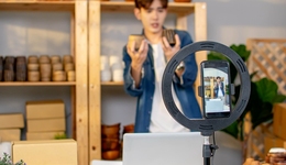 瞄准中老年新开直播间，李佳琦能否重回巅峰？