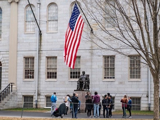 特朗普政府暂停哈佛招收国际生资格，掐断其重要财务来源