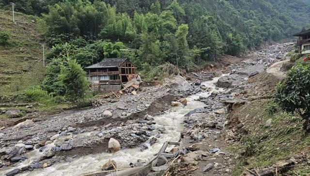 地方新闻精选 | 广西山洪泥石流救出3人已无生命体征 呼和浩特一连锁药房29个门店被处理
