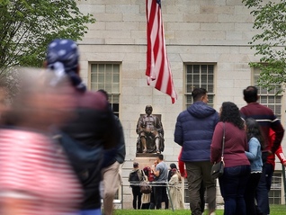 特朗普要求哈佛上交国际生资料：就想知道他们是什么人，这是合理要求
