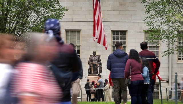 特朗普要求哈佛上交国际生资料：就想知道他们是什么人，这是合理要求