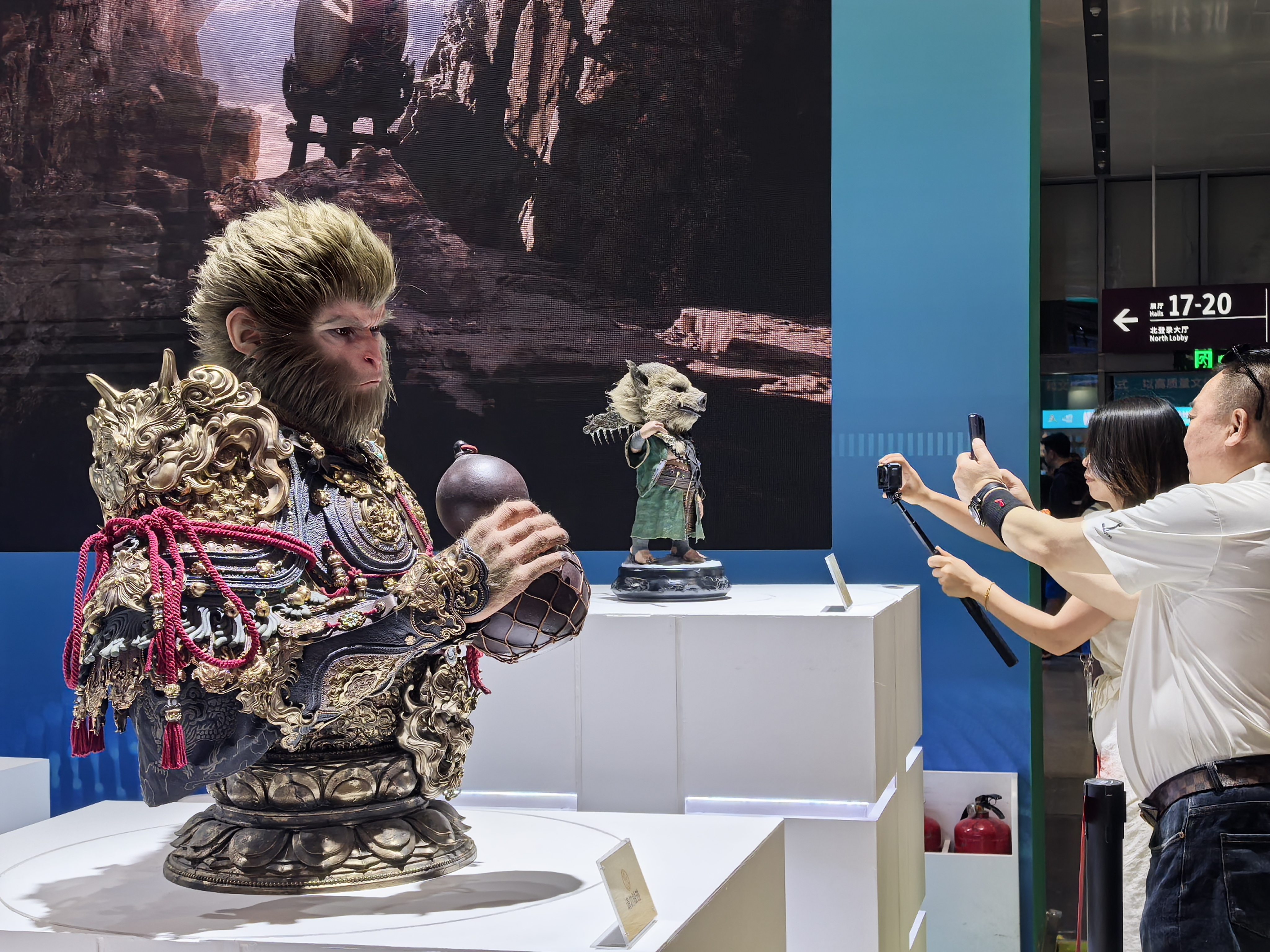 第二十一届深圳文博会上，黑悟空被众多市民围观