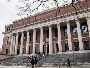 特朗普再威胁哈佛：国际学生名单还没交，考虑撤款30亿美元