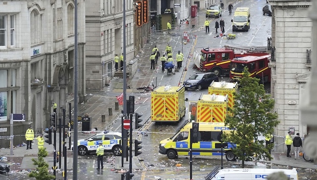 英国汽车冲撞人群致27伤，当时球迷正庆祝利物浦英超夺冠