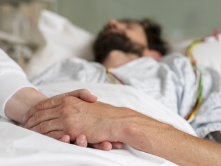 法国国民议会通过《生命终结法案》，在争议声中开启立法程序