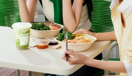 用轻食打动抠门的消费者，火爆的“能量碗”里装着茶饮和快餐巨头的野望