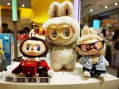 泡泡玛特LABUBU99元隐藏款炒至2600元，高仿版也被抢购
