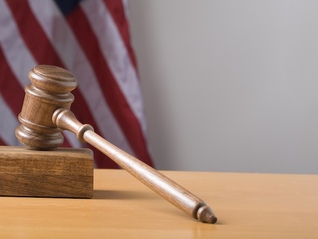 美国上诉法院暂时恢复特朗普关税政策，对“紧急状态”的司法解释成焦点