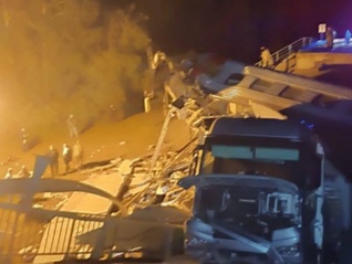 俄罗斯西部一座桥梁坍塌致火车脱轨，至少7人死亡