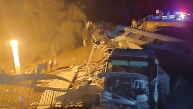 俄罗斯西部一座桥梁坍塌致火车脱轨，至少7人死亡