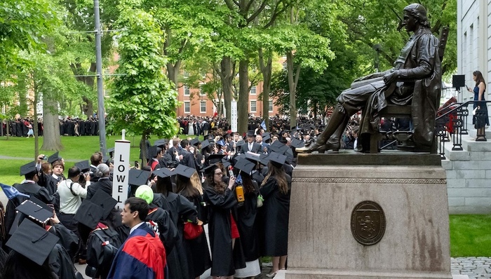 生物威胁等科研急需“续费”，哈佛要求解冻25亿美元政府资金