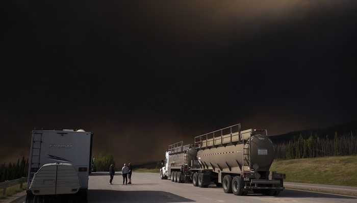 加拿大野火持续肆虐多日，数万名居民被疏散、浓烟飘进美国