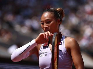 不敌世界第一萨巴伦卡，郑钦文止步法网八强