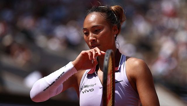 不敌世界第一萨巴伦卡，郑钦文止步法网八强