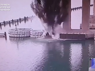 双方同意互换数千具士兵遗体之际，乌克兰袭击克里米亚大桥