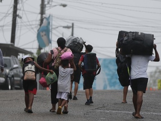 反犹袭击事件频发，特朗普下令全面暂停12国公民进入美国