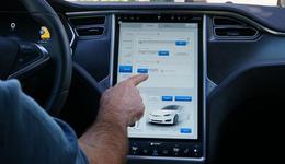 数据驱动的智驾十年：特斯拉、Momenta合流闯进Robotaxi卫冕之战