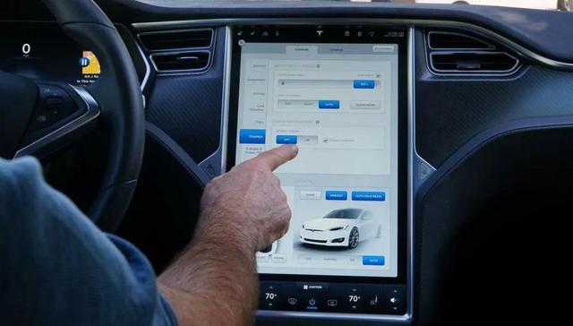 数据驱动的智驾十年：特斯拉、Momenta合流闯进Robotaxi卫冕之战