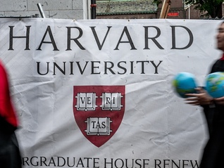 法官放行后国际生签证仍被限制，哈佛再次起诉美国政府