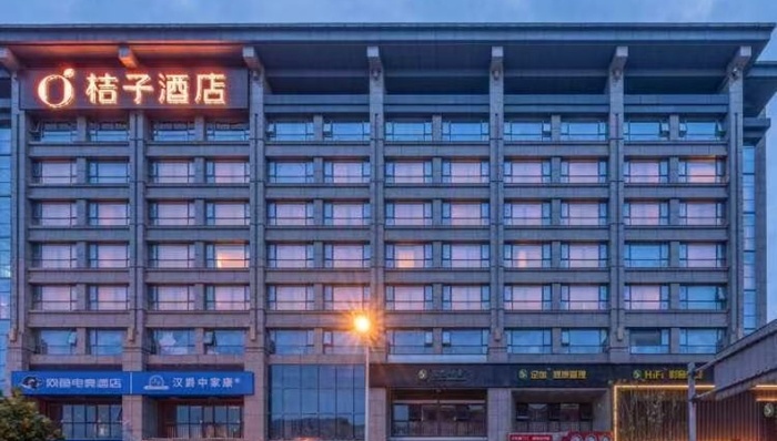 游客在长沙桔子酒店吃出蟑螂，酒店方回应：已在配合调查