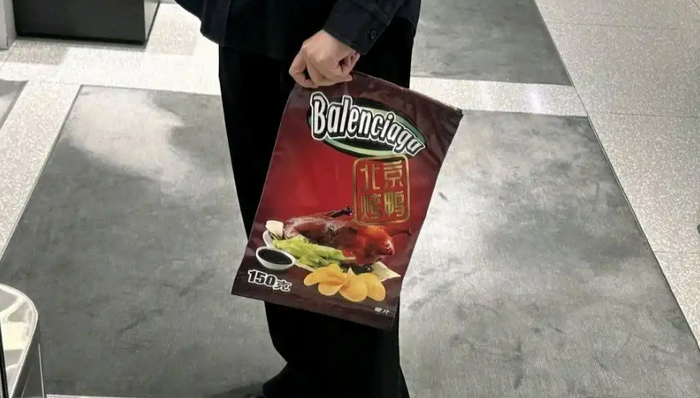 一款售价15500元，巴黎世家推出“北京烤鸭”包