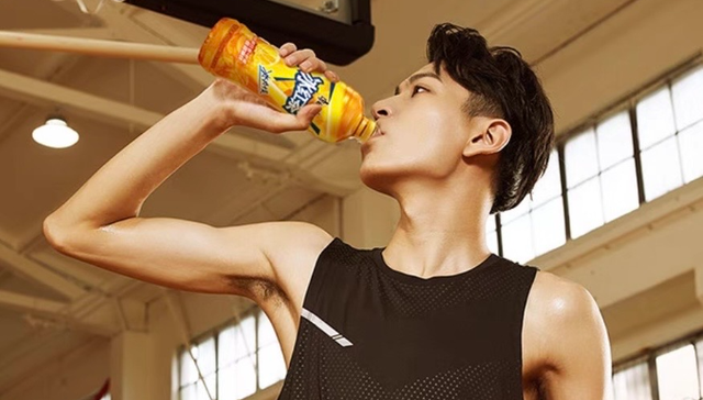 东方树叶爆火后，农夫山泉为何却做起了“有糖茶”？