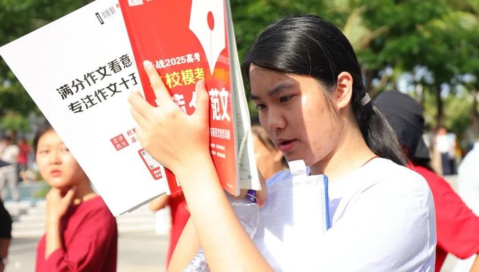 国产AI实测高考作文，真人老师点评，谁写跑题？谁得高分？