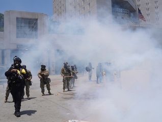 特朗普驱逐非法移民引发多地骚乱升级，加州政府要求白宫归还部队指挥权