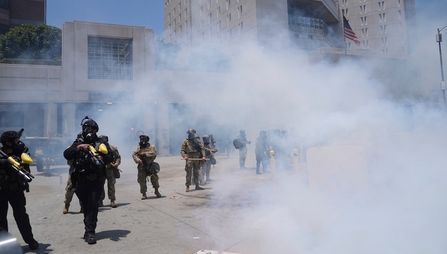 特朗普驱逐非法移民引发多地骚乱升级，加州政府要求白宫归还部队指挥权