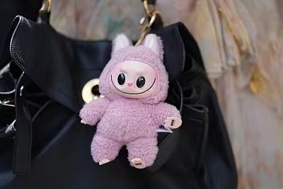 全球爆火！原价9千4只Labubu拍出2.2万