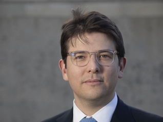 头部遭枪击后，哥伦比亚总统参选人乌里韦成功接受了手术