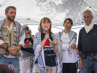 以军加大对加沙打击之际，“环保少女”通贝里所乘援助船被强行拦截