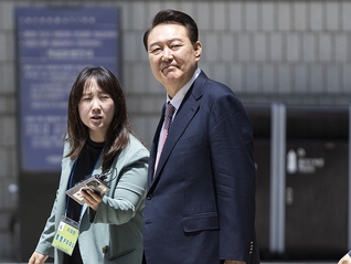 韩国大选后首次出庭，尹锡悦拒评选举结果