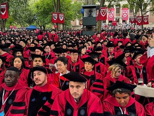 1.2万校友签法律声明，反对特朗普政府暂停对哈佛大学拨款