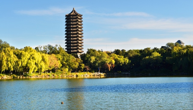 地方新闻精选 | 北大保卫部回应商家售卖未名湖水 今年第1号台风向海南岛靠近