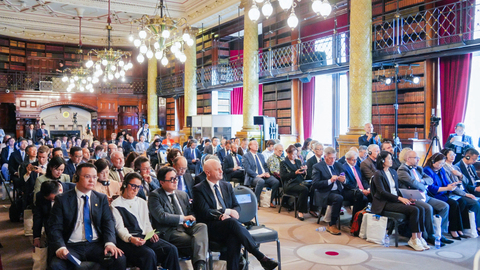 《奔流》第二季伦敦开幕，续写水岸创新与文明互鉴