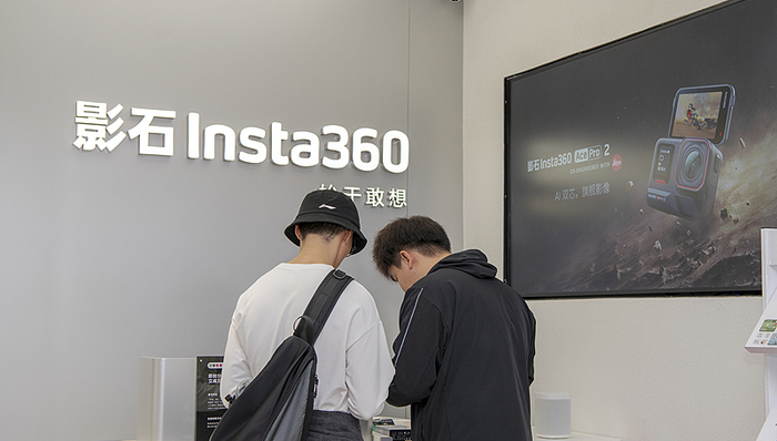 科创板首位 “90 后” 敲钟，影石创新上市首日市值破 700 亿