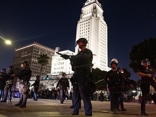 洛杉矶延长宵禁之时，美军宣布士兵能暂时扣留抗议者