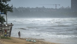 台风“蝴蝶”明日登陆：广东多地发白色预警，海南岛列车全部停运
