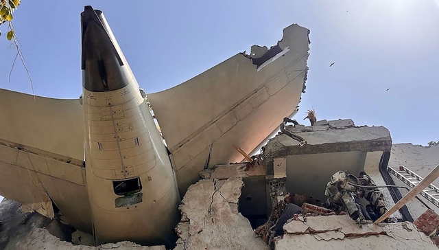 印媒：坠机致242人遇难，另有地面5名医学生死亡