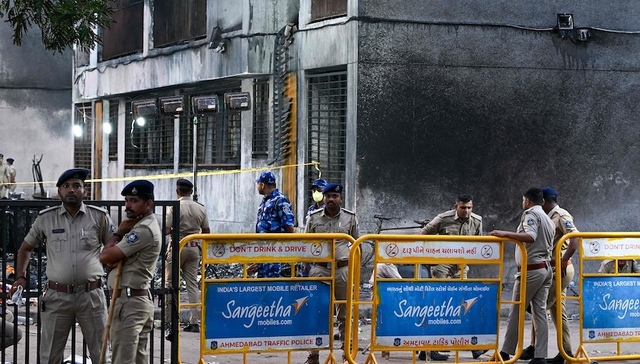 印度空难唯一幸存乘客：座位紧邻安全出口、自行从残骸中走出