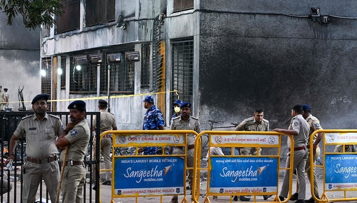 印度空难唯一幸存乘客：座位紧邻安全出口、自行从残骸中走出