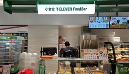 零售邊界坍塌：便利店如何用“一日五餐”和“自營椰子水”迎戰(zhàn)零食量販的萬億沖擊？