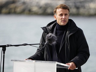 向特朗普释放信号，马克龙访问格陵兰岛