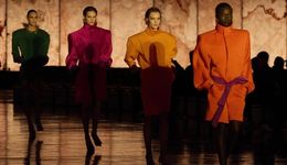 一位造車高手，被請(qǐng)來賣Gucci包包