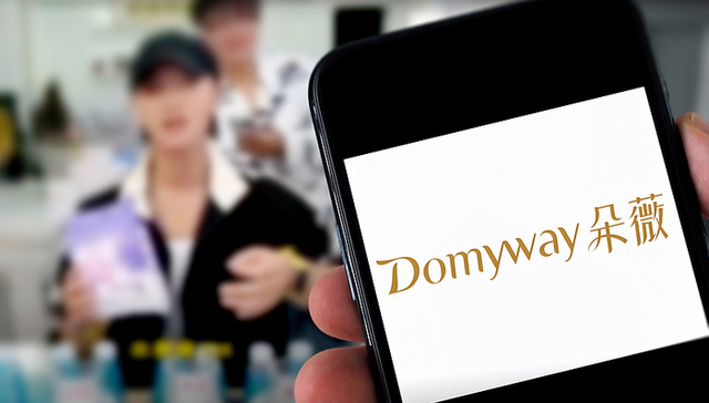 黄子韬 “朵薇” 卫生巾被指有黑色异物，品牌方：已收到寄回产品， 正跟进处理