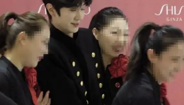 演员陈哲远出席活动被柜姐搂抱，资生堂客服：正在核实处理此事