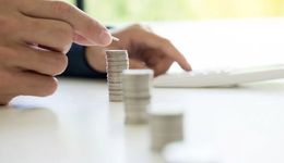 胶原含量0.02%vs0.1%，可复美胶原棒争议未决，巨子生物市值已蒸发超300亿港元