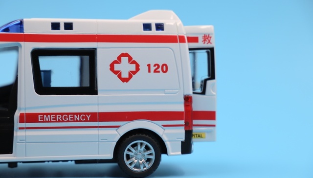 救护车跨省转运收费2.8万，江西卫健委：退回不合理收费，暂停医院转运服务