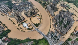 廣東懷集百年一遇洪災(zāi)致15人受傷，當(dāng)?shù)卣涌鞊屝藁謴?fù)供電